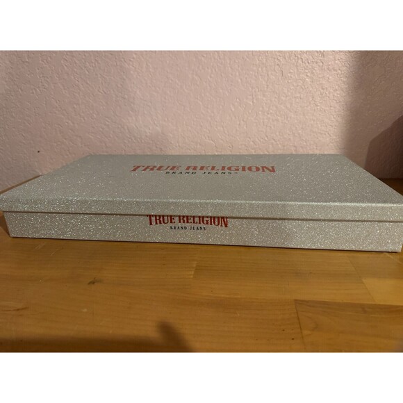 NIB TRUE RELIGION 2 PIECE GIFT SET KNIT SCARF AND HAT HORSESHOE LOGO CAMEL TAN - Picture 2 of 5